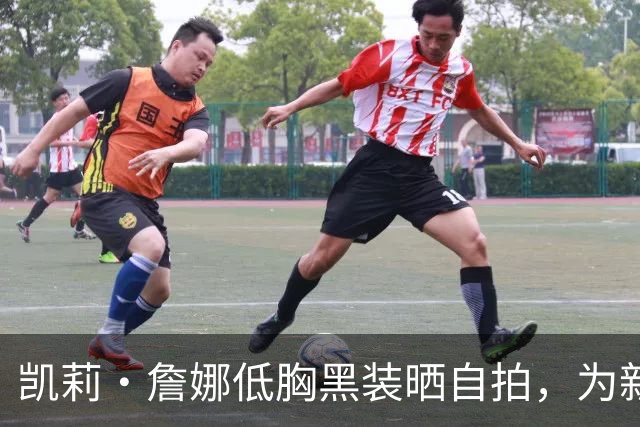 凯莉·詹娜低胸黑装晒自拍，为新系列带货
